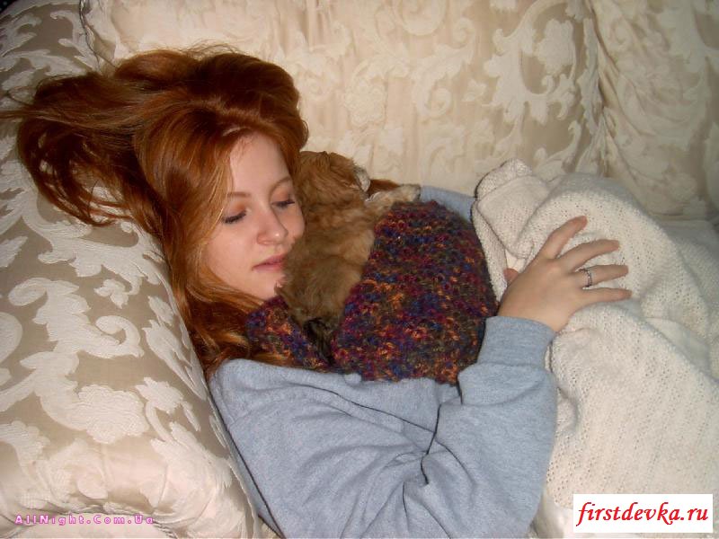 Чужая русская жена спящую. Спящие русские девушки. Рыжая жена.